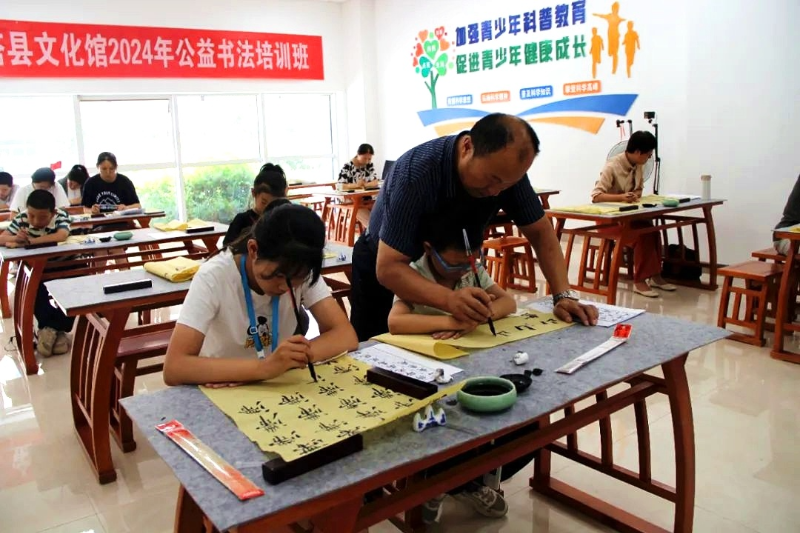 書法老師指導學生練習書法